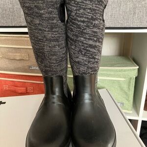 Black Rain and Snow Boots with Smooth Rubber Finish and Pull-On Style